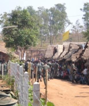 Le camp de Huai Nam Khao où MSF a travaillé jusqu'en mai 2009 vidé par les militaires thaïlandais qui expulsent 4000 Hmongs vers le Laos. MSF a à plusieurs reprises dénoncé ces renvois forcés.