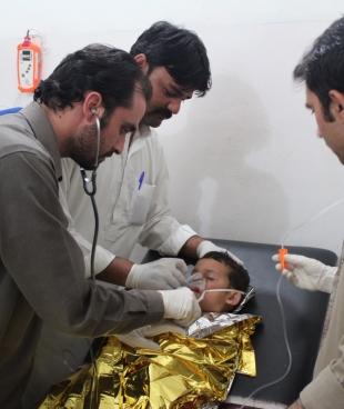 Un enfant recevant des soins d'urgence à l'hôpital de Sadda  Kurram Agency Pakistan MSF