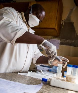 George Ondijo est technicien de laboratoire à l'hôpital de Ndiwah dans le comté de Homa Bay. Il est en charge de la collecte d’échantillons pour le diagnostic de la tuberculose. L'utilisation du masque est obligatoire pour éviter la contagion.