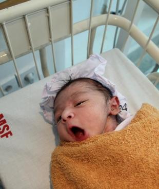 Un bébé né par césarienne à l'hôpital MSF pour femmes de Peshawar.