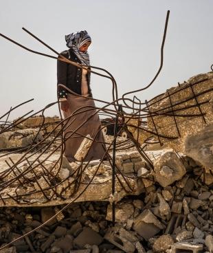 Sauza se rend l'emplacement d'une mosquée démolie par les bulldozers israéliens. L'armée a déclaré le village "zone militaire". Le coût du service de destruction doit être pris en charge par les victimes.