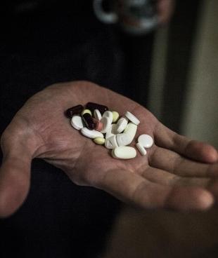 Un patient tuberculeux montre les pilules de son traitement dans une prison de Donetsk, en Ukraine, où MSF aide à traiter les patients infectés par la tuberculose.