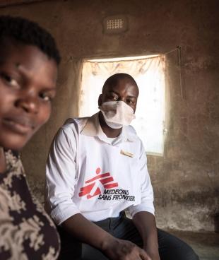 Une patiente reçoit une injection quotidienne contre la tuberculose, un traitement douloureux et long qui prend jusqu'à 6 mois. Swaziland, zone industrielle de Matsapha. Octobre 2013.