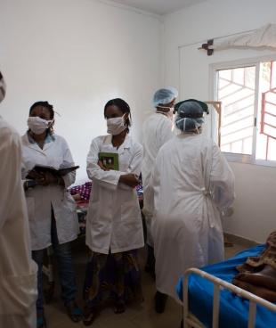 Une patiente de 26 ans atteinte du VIH et du sarcome de Kaposi, lors de sa séance de chimiothérapie à l'hôpital national de Donka, en Guinée. Février 2014