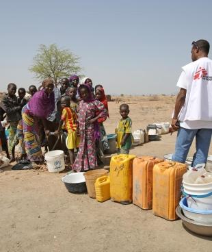 Distribution d'eau par les équipes MSF dans le camp de Minawao / Gawar, au Cameroun. Mai 2015 