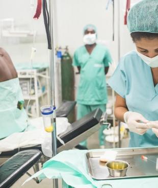 Une anesthésiste prépare une péridurale avant une césarienne dans le bloc opératoire du Centre de Référence en Urgence Obstétricale (CRUO) de MSF à Port-au-Prince, Haïti, en octobre 2015.