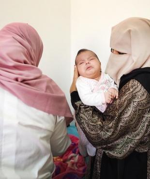 Une infirmière vaccine un bébé contre la poliomyélite. Zouara, Libye. Avril 2016. © Samuel Gratacap