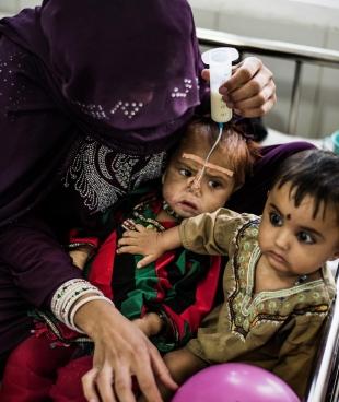 Deux jeunes patients reçoivent un traitement contre l'anémie et la malnutrition dans le centre d'alimentation thérapeutique de l'hôpital Boost, à Lashkar Gah, en Afghanistan. 