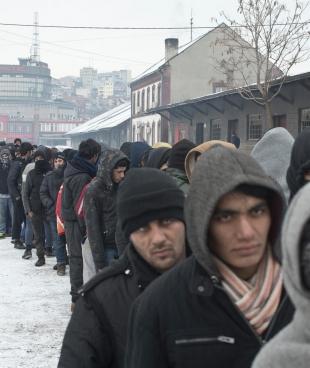 Des réfugiés font la queue pour obtenir de la nourriture dans un entrepôt abandonné utilisé comme abri à Belgrade, en Serbie, en janvier 2017.