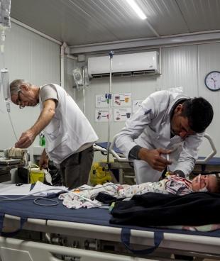 Salle d'urgence de l'hôpital MSF de Qayara, au sud de Mossoul. 