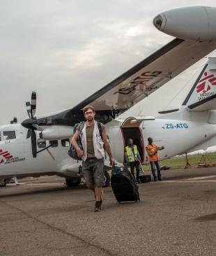 Les équipes de Medecins Sans Frontieres, parties de Bangassou, arrivent à l'aéroport de Bangui.