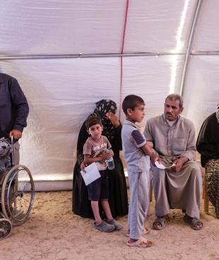 Le camp de déplacés de Chamakor accueille des personnes ayant fui la violence de Mossoul. Ces déplacés attendent une consultation médicale dans le centre de santé MSF du camp.