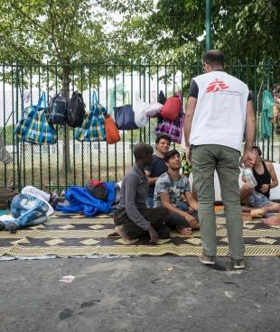 Les équipes MSF organisent des maraudes afin d'informer les migrants et réfugiés du lieu où se tient la clinique mobile. Comme il est difficile de trouver un lieu fixe pour installer la clinique mobile, il faut venir à la rencontre des migrants et des réfugiés régulièrement pour les informer des soins à leurs disposition.