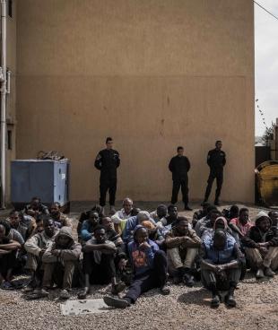 Des hommes détenus dans le centre de Janzour aux abords de Tripoli.