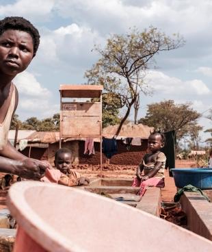 Camp de réfugiés de Nduta, Tanzanie, 5 août 2017 - Une femme lave les vêtements avant que l'eau ne s'épuise pour la journée.