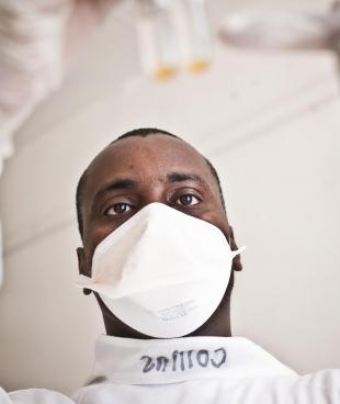 Un technicien de laboratoire de MSF, au Karakalpakstan, une république autonome de l'Ouzbékistan. Juillet 2010.