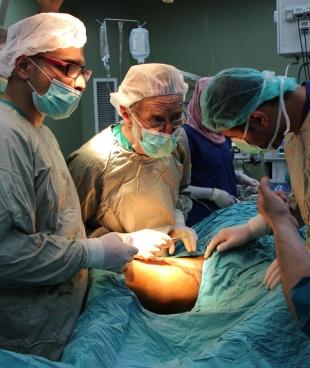 A l'hôpital Al-Aqsa de Gaza, les équipes de Médecins Sans Frontières (chirurgiens, anesthésistes et infirmiers) soutiennent les équipes locales pour répondre à l'afflux massif de blessés par balle. Palestine. 2018.