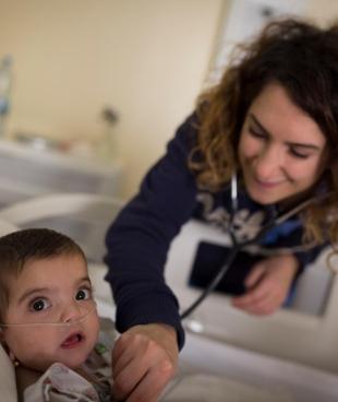 Layal Issa, pédiatre spécialisée dans l’onco-hématologie, a commencé à travailler pour Médecins Sans Frontières en juillet 2017 au sein du service pédiatrique géré par l’association à l’hôpital gouvernemental Elias Haraoui de Zahlé, dans la Bekaa. Liban. 2018.