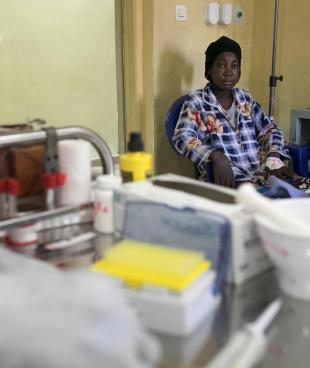 Mama Kamano souffre de problèmes rénaux, d'hypertension et de tuberculose. Elle est prise en charge par MSF à l'hôpital de Donka à Conakry en Guinée. Mars 2018
