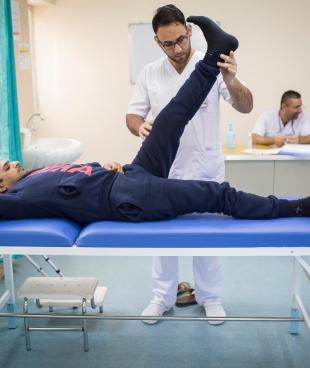 Ce jeune homme a été blessé par balles quelques mois auparavant. Il vient trois fois par semaine pour suivre des sessions de kinésithérapie. Centre de rééducation médicale de Bagdad (BMRC). Irak. 2017.