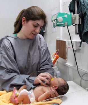 Le Dr. Khadija en consultation dans l'hôpital pour femmes de Peshawar. Pakistan. 2018.