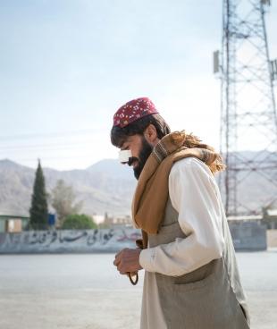 Abdul habite la ville de Muslimbagh dans la région du Balouchistan. Il suit un traitement contre la leishmaniose cutanée dans la clinique MSF de Kuchlak. Pakistan. 2018.