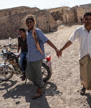Deux hommes marchent dans la ville de Mawza. Décembre 2018. Yémen.