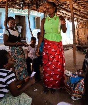 In one of the hotspot in Zalewa, Cecilia is doing a demonstration on the proper way to use a condom among some “girls”. Beforehand she distributed condoms to the sex workers. Cecilia Mondar Khanje, 30 years, has been a sex worker for 9 years to support her family and help her sick grand-mother. She’s been working as a peer educator for MSF since January 2015. Going on as a sex worker is essential for her to keep the confidences of “the girls”. Every week day, she is going in hot spots in Zalewa to meet the 