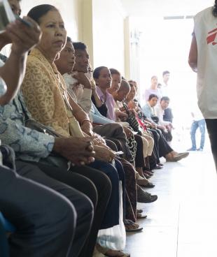 Des personnes attendent dans la clinique MSF de Phnom Penh spécialisée dans la prise en charge de l'hépatite C. 2017. Cambodge.