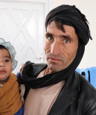 Abdul Jalil et son fils Ramin âgé de 9 mois, dans la clinique MSF d'Hérat. 2019. Afghanistan.  