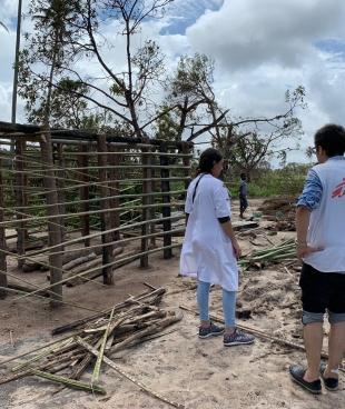 Alors que les eaux se retirent dans certaines zones autour de la ville de Beira, au Mozambique, la vie reprend lentement. Lors de cliniques mobiles en porte à porte, l'équipe de MSF a rencontré une famille qui construisait une nouvelle maison à partir de rien, leur ancienne maison ayant été complètement détruite. Des dizaines, voire des centaines de milliers de personnes dans les zones touchées par le cyclone et les inondations au Mozambique sont confrontées à cette situation.
