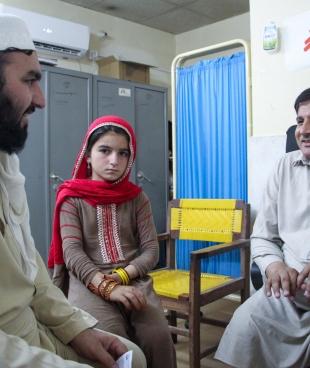 Un père et sa fille, tous deux atteints de leishmaniose cutanée, en consultation à l'hôpital Naseerullah Babar Khan de Peshawar. 2019. Pakistan.