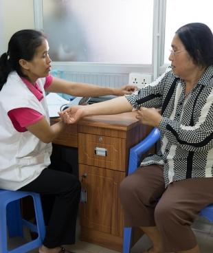 Une patiente atteinte d'hépatite C, prise en charge par MSF à Phnom Penh, au Cambodge, en avril 2017.