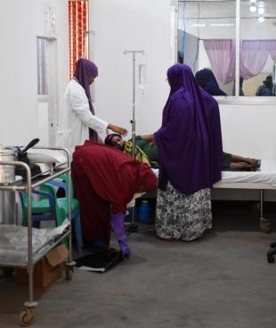 Hôpital régional de Baidoa’s Bay, Somalie, où MSF travaille. Le personnel s'occupe d'une mère en travail.