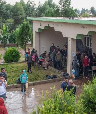 A Khale, des réfugiés arrivant du Nord-Est de la Syrie attendent d'être appelés pour prendre les bus qui les emmèneront dans le camp de Bardarash.