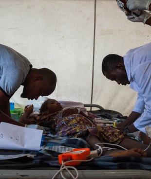 Une équipe médicale MSF effectue une transfusion sanguine sur un patient pris en charge pour paludisme dans la clinique MSF de Bama, au Nigeria, en décembre 2019.