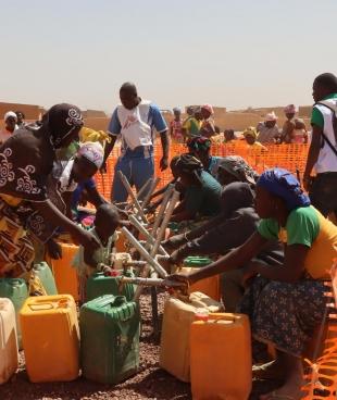 Distribution d'eau par les équipes MSF dans la ville de Titao. Février 2020. Burkina Faso.