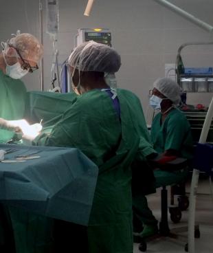 Des chirurgiens pédiatriques MSF pendant une opération.Le Bardnesville Junction Hospital est situé à Monrovia, la capitale du Liberia.