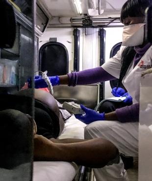 Rosemary Koech, an MSF EMT conducts an ultrasound test to an expectant mother in active labour in Mathare