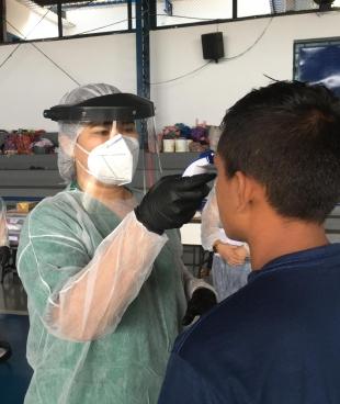 Un infirmier MSF lors d'une séance de dépistage dans la ville de Manaus. Brésil. Mai 2020.