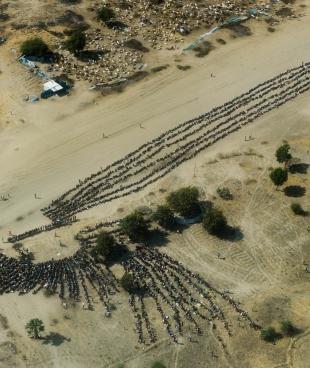 Des milliers de Sud-Soudanais faisant la queue pour une distribution dans la ville de Leer, dans l'État d'Unité, en 2015. Le conflit qui oppose depuis 2013 l’armée sud soudanaise à des groupes d’opposition a provoqué le déplacement de plusieurs millions de Sud-Soudanais.