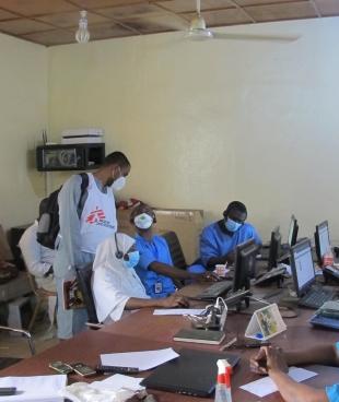 MSF soutient les équipes du ministère de la Santé Publique dans le centre d'appel du SAMU. Niamey. 2020. 