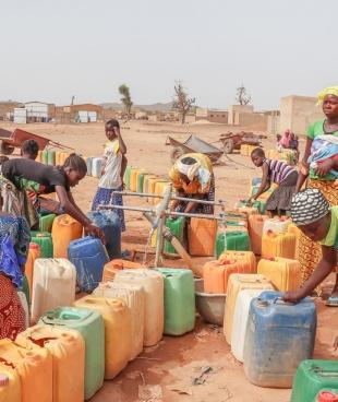 Distribution d'eau par les équipes MSF dans la ville de Kongoussi. Burkina Faso. 2020. 