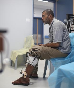 Un patient pris en charge dans la nouvelle unité chirurgicale de MSF à l'hôpital Nasser de Khan Younès, Gaza, août 2020.