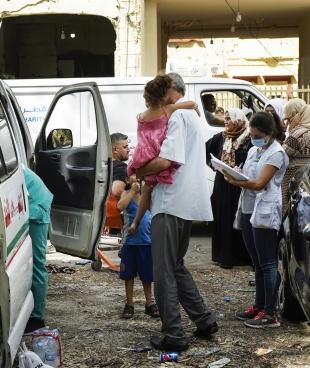 Les équipes MSF se mobilisent dans les quartiers de Mar Mikhaël et Karantina, où elles fournissent un soutien médical, dont un volet de santé mentale, aux personnes victimes de la catastrophe.