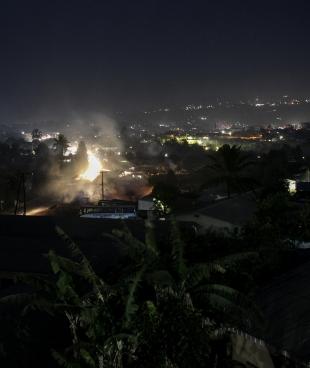 Vue nocturne de Bamenda, la capitale de la région du Nord-Ouest du Cameroun.