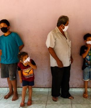 Erica Cravo, infirmière MSF, lors d'une visite à domicile pour vérifier la température d'une famille qui reste isolée après que l'un d'entre eux a été testé positif au coronavirus.