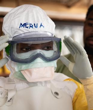 Un membre du personnel MSF du centre de transit de Beni se prépare pour entrer dans la zone à haut risque.