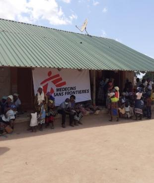 Alors que le conflit à Cabo Delgado s'intensifie, les équipes de MSF apportent des soins de santé aux personnes déplacées grâce à des cliniques mobiles. 