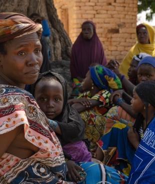 Une femme et son enfant, déplacés par le conflit dans le Centre du Mali.